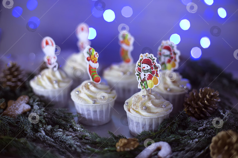 Скачать Кексы на новогоднем фоне фотосток Ozero
