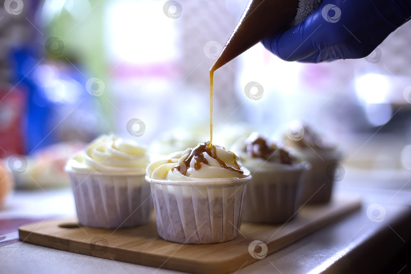 Скачать Кексы на новогоднем фоне фотосток Ozero