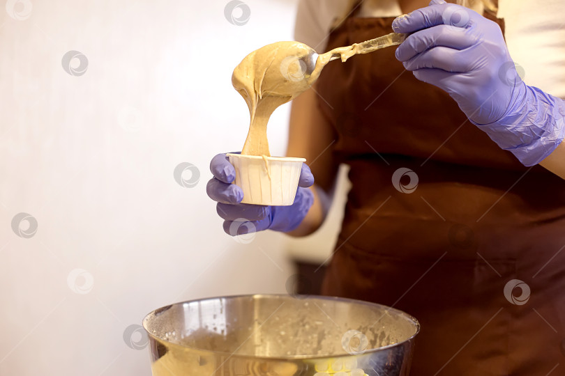 Скачать Приготовление кексов в форме фотосток Ozero