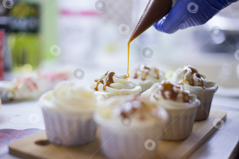 Скачать Кексы на новогоднем фоне фотосток Ozero