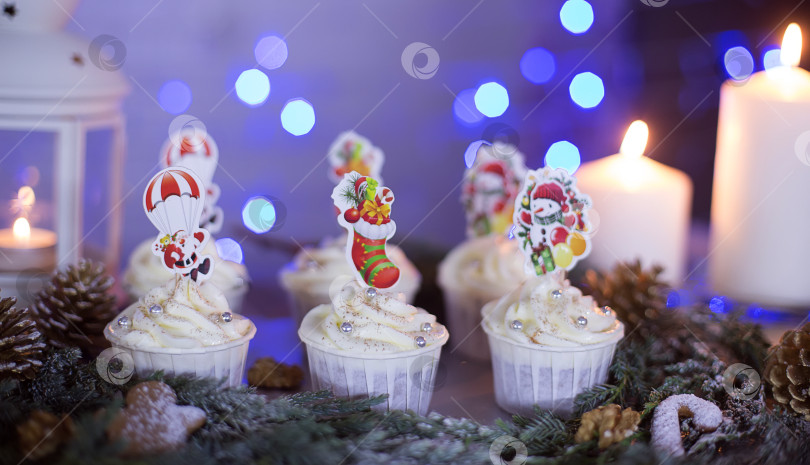 Скачать Кексы на новогоднем фоне фотосток Ozero