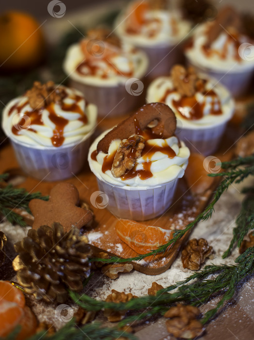Скачать Кексы на новогоднем фоне фотосток Ozero