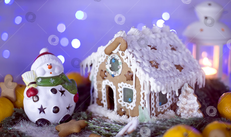 Скачать Пряничный домик.  Рождественские сладости для праздника фотосток Ozero