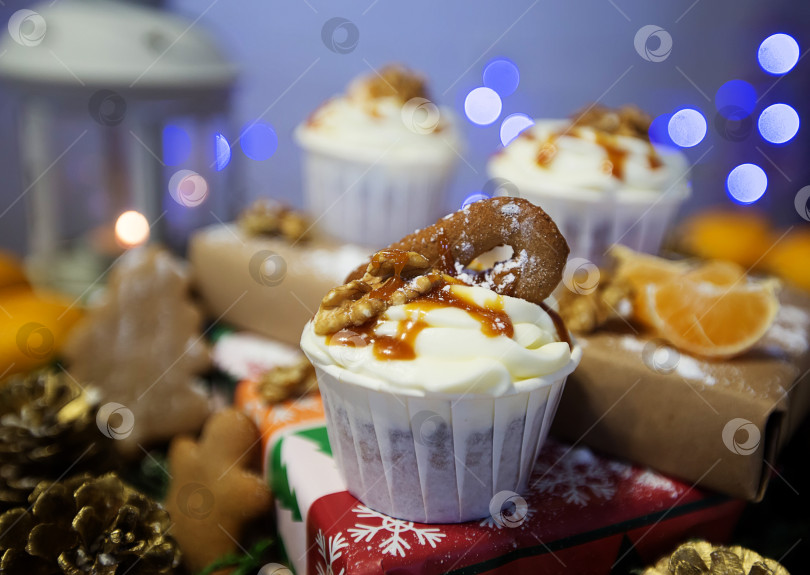 Скачать Кексы на новогоднем фоне фотосток Ozero