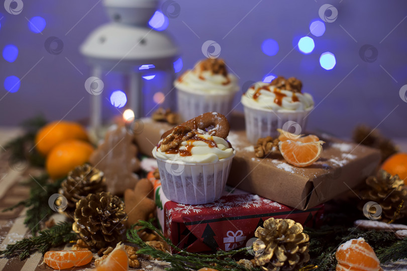 Скачать Кексы на новогоднем фоне фотосток Ozero