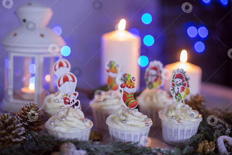 Скачать Кексы на новогоднем фоне фотосток Ozero