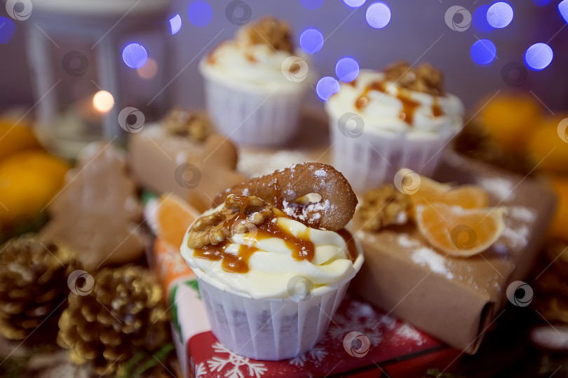 Скачать Кексы на новогоднем фоне фотосток Ozero