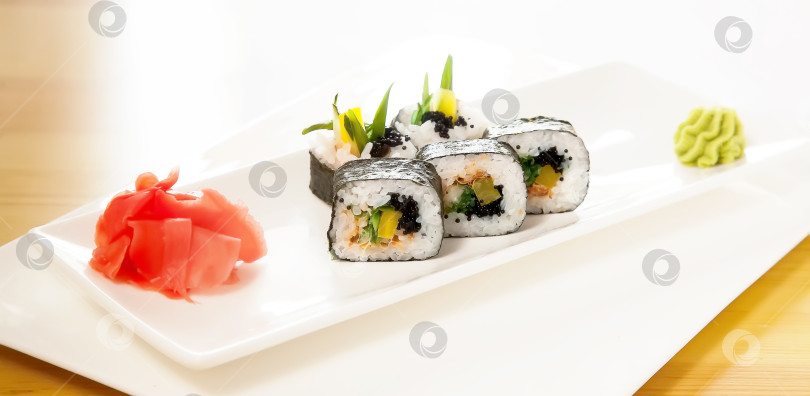 Скачать Роллы с икрой и овощами. Популярное японское или корейское блюдо фотосток Ozero