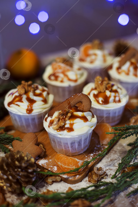 Скачать Кексы на новогоднем фоне фотосток Ozero