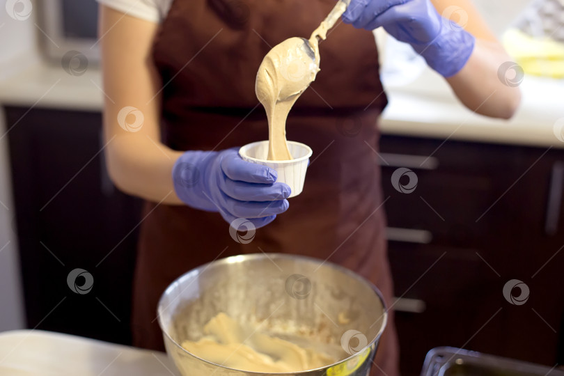 Скачать Приготовление кексов в форме фотосток Ozero