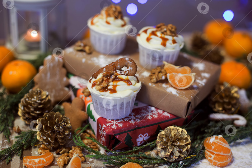 Скачать Кексы на новогоднем фоне фотосток Ozero