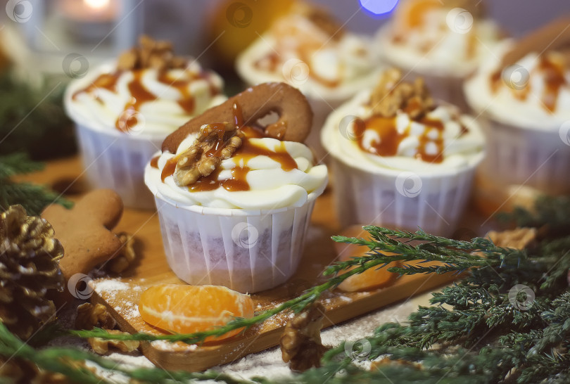 Скачать Кексы на новогоднем фоне фотосток Ozero