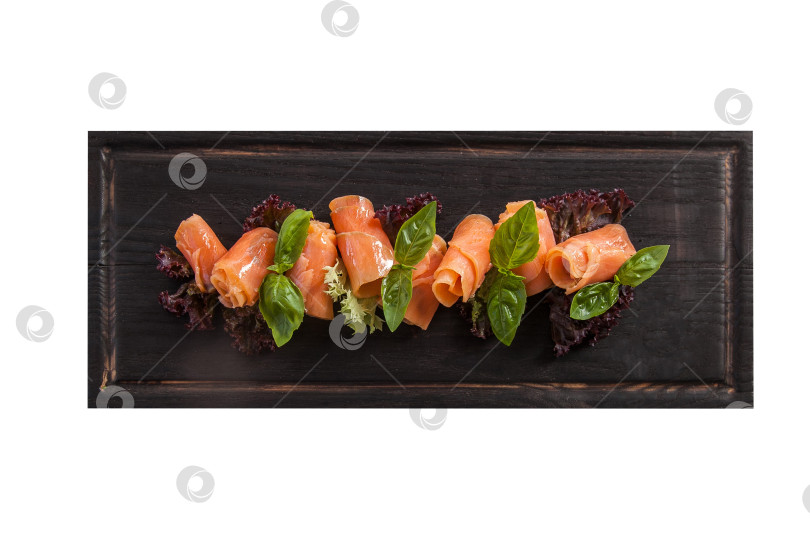 Скачать Ломтики соленой форели на деревянной доске. Европейская кухня. фотосток Ozero