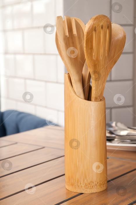 Скачать Набор кухонных принадлежностей на столе фотосток Ozero
