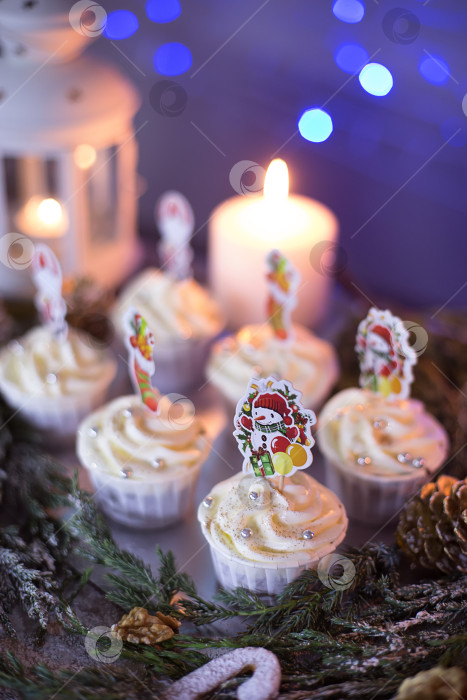 Скачать Кексы на новогоднем фоне фотосток Ozero