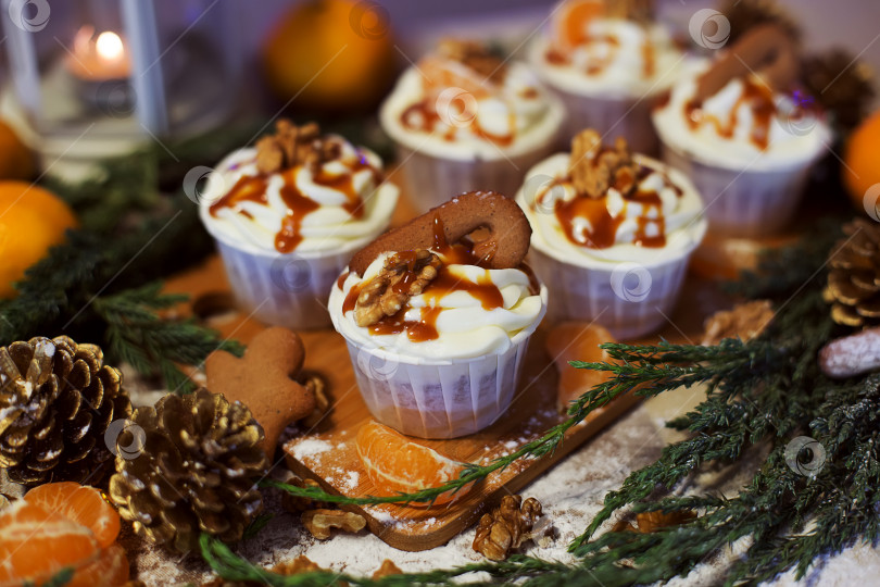 Скачать Кексы на новогоднем фоне фотосток Ozero