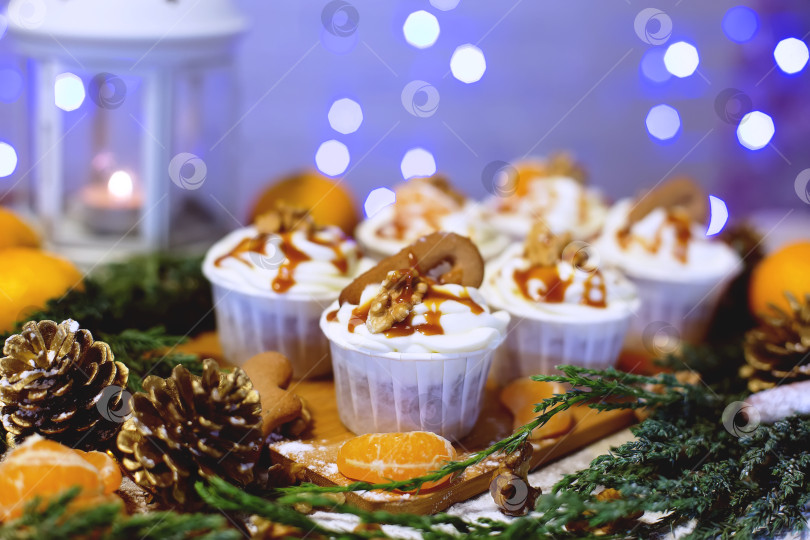 Скачать Кексы на новогоднем фоне фотосток Ozero