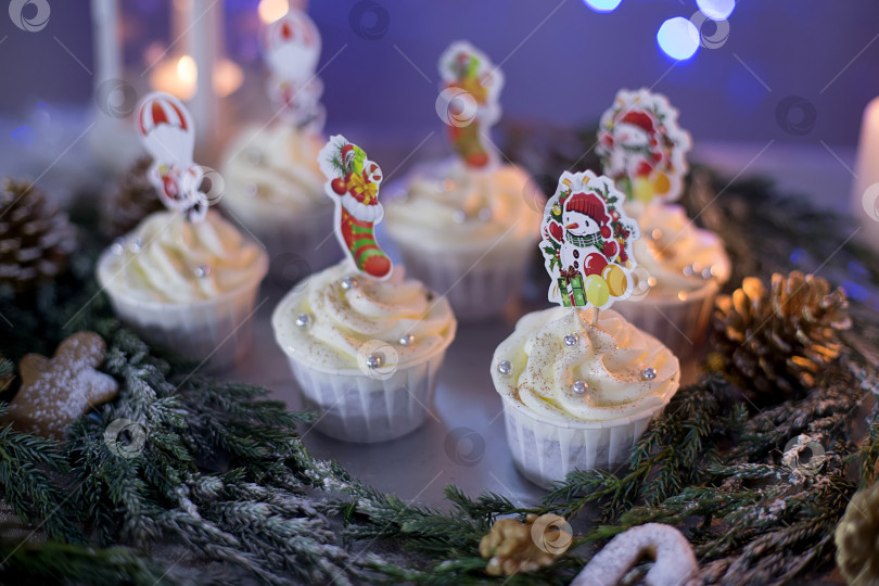 Скачать Кексы на новогоднем фоне фотосток Ozero