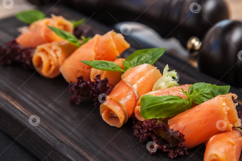 Скачать Ломтики соленой форели на деревянной доске. Европейская кухня. фотосток Ozero