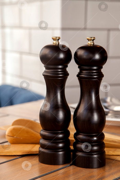 Скачать Мельница для перца на столе фотосток Ozero