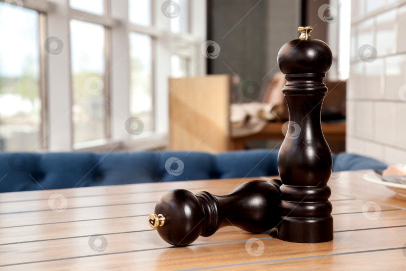 Скачать Мельница для перца на столе фотосток Ozero