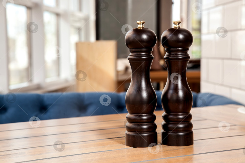 Скачать Мельница для перца на столе фотосток Ozero