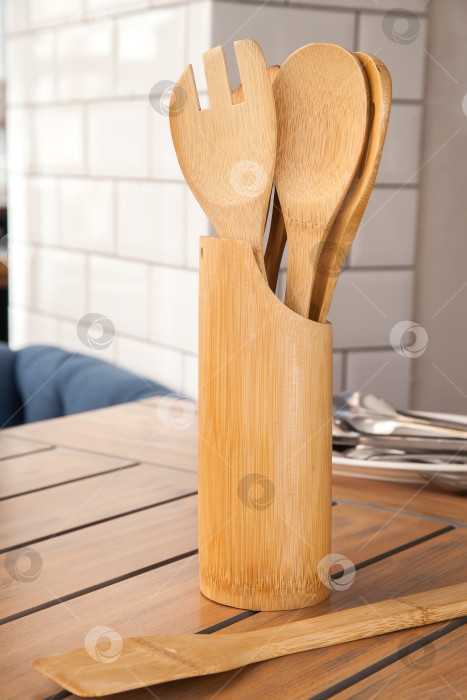 Скачать Набор кухонных принадлежностей на столе фотосток Ozero