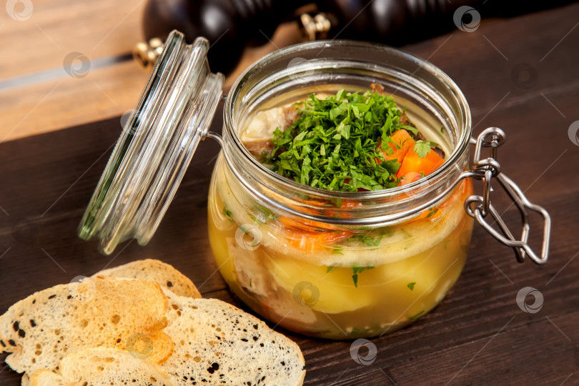 Скачать Суп с зеленью в банке фотосток Ozero