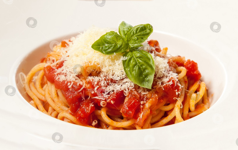 Скачать Паста с томатным соусом и сыром на белом блюде. Европейская кухня. фотосток Ozero