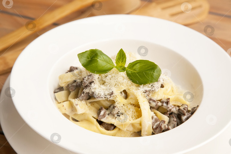 Скачать Паста с грибами в белом соусе фотосток Ozero