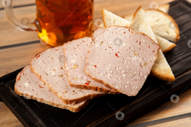 Скачать Мясной хлеб на доске фотосток Ozero