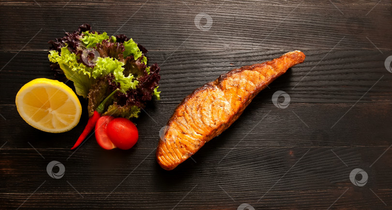 Скачать Стейк из лосося на гриле с овощами на деревянной доске. Европейская кухня. фотосток Ozero