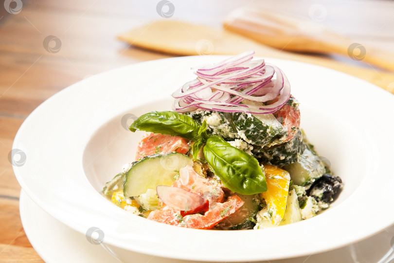 Скачать Овощной салат с рикоттой на белом блюде. Европейская кухня. фотосток Ozero