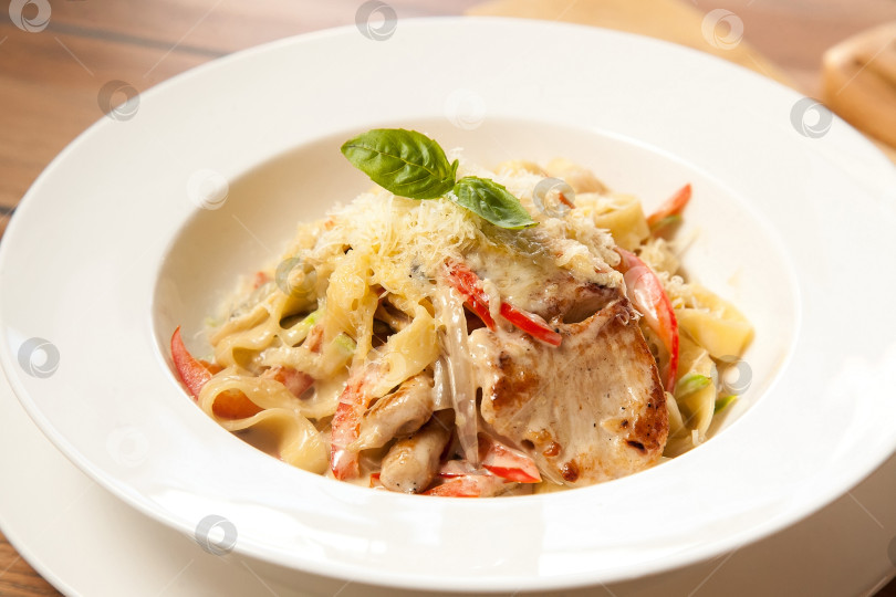 Скачать Паста с курицей и сыром на белом блюде. Европейская кухня. фотосток Ozero