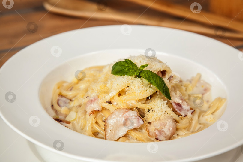 Скачать Паста карбонара с базиликом фотосток Ozero