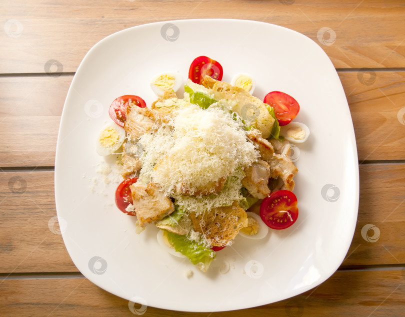 Скачать Салат "Цезарь" с курицей на белом блюде. Европейская кухня. фотосток Ozero