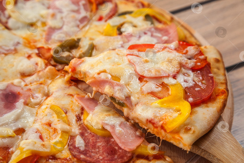 Скачать Пицца на деревянной доске фотосток Ozero