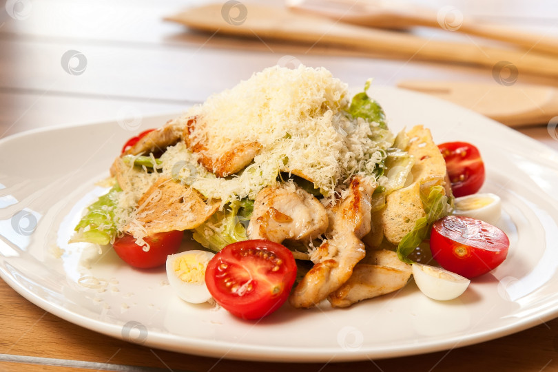 Скачать Салат "Цезарь" с курицей на белом блюде. Европейская кухня. фотосток Ozero