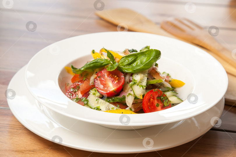 Скачать Салат из свежих овощей с зеленью фотосток Ozero