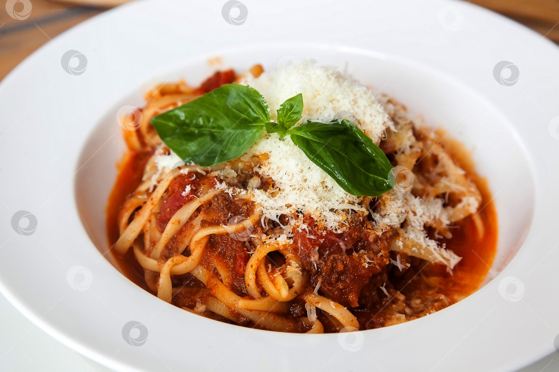 Скачать Паста Болоньезе с базиликом фотосток Ozero