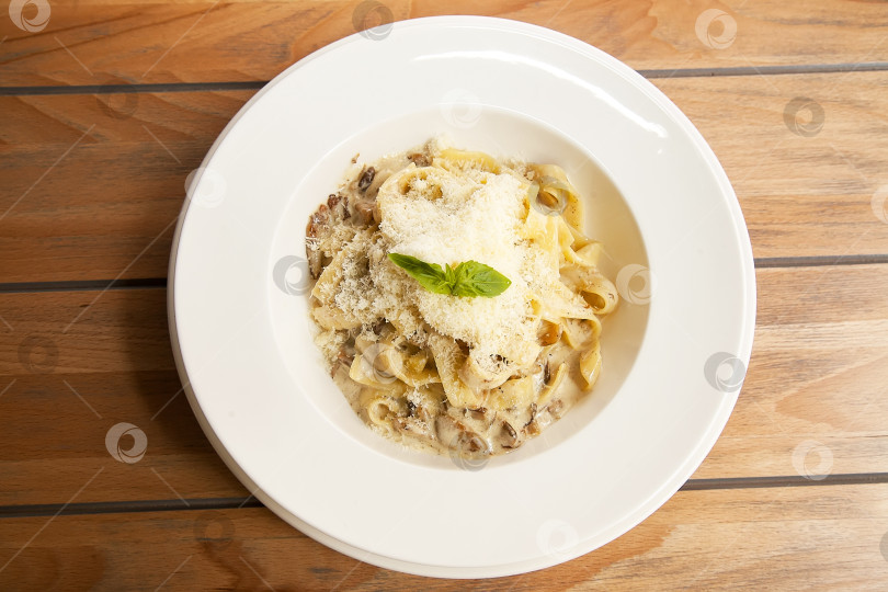 Скачать Паста с грибами в белом соусе фотосток Ozero