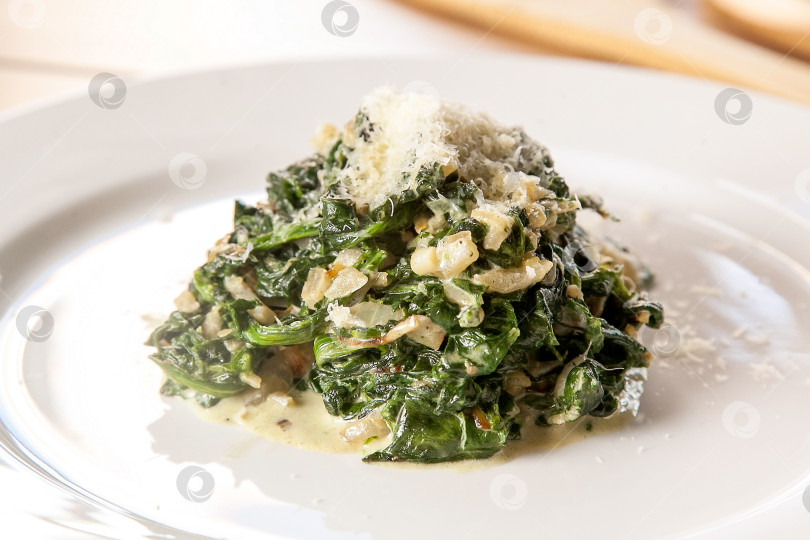 Скачать Шпинат, тушеный с сыром фотосток Ozero