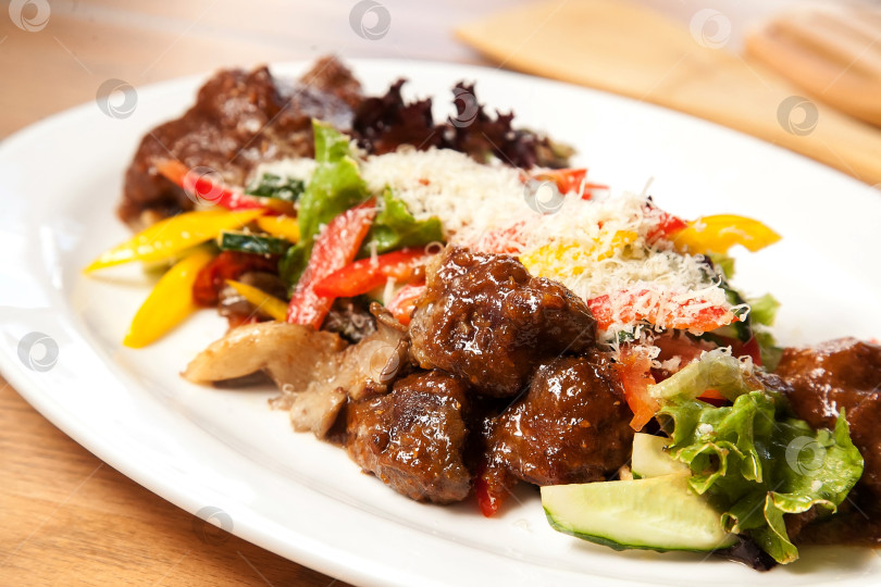 Скачать Говядина с имбирным соусом и овощами на белом блюде. Европейская кухня. фотосток Ozero