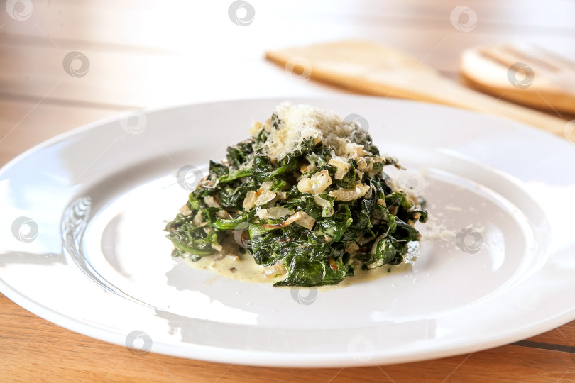 Скачать Шпинат, тушеный с сыром фотосток Ozero