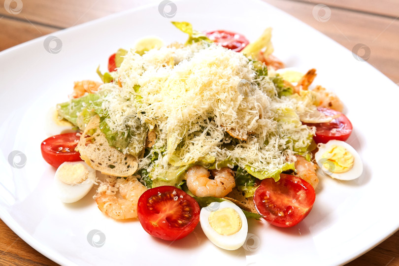 Скачать Салат "Цезарь" с креветками на белом блюде. Европейская кухня. фотосток Ozero