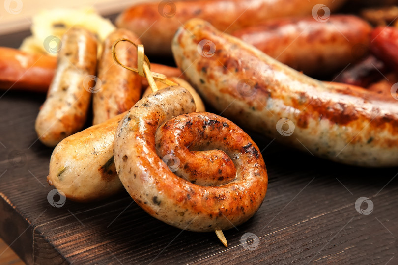 Скачать Сосиски и сардельки-гриль. Фастфуд - вредная жирная пища. Ассорти из пива, приготовленного на гриле фотосток Ozero