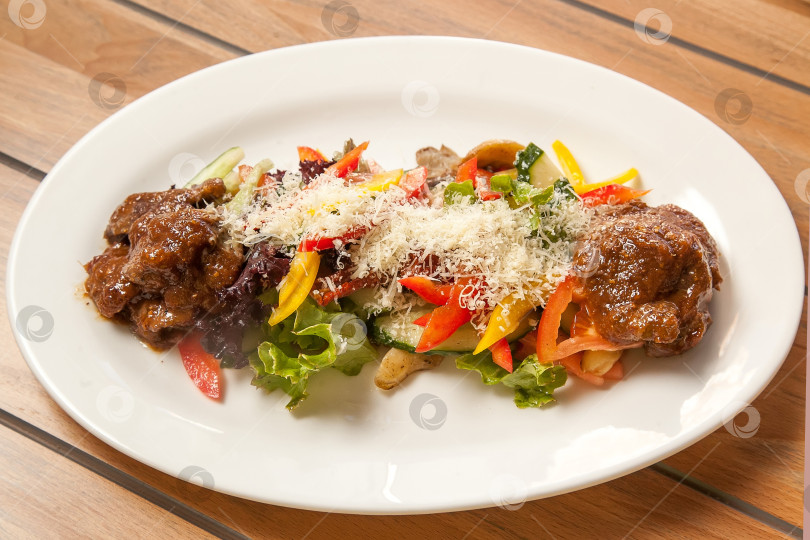 Скачать Говядина с имбирным соусом и овощами на белом блюде. Европейская кухня. фотосток Ozero