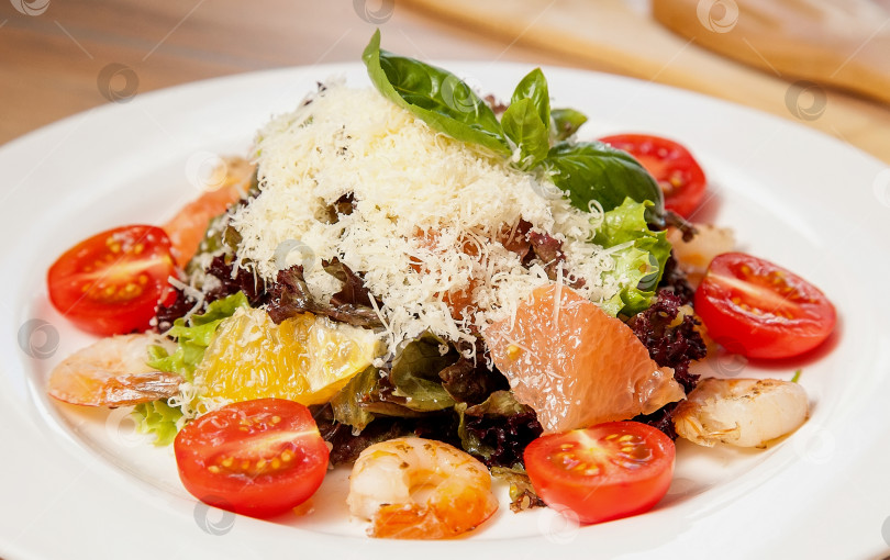 Скачать Салат с креветками и цитрусовыми фотосток Ozero