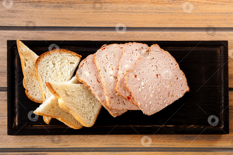 Скачать Мясной хлеб на доске фотосток Ozero