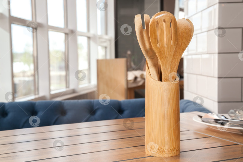 Скачать Набор кухонных принадлежностей на столе фотосток Ozero